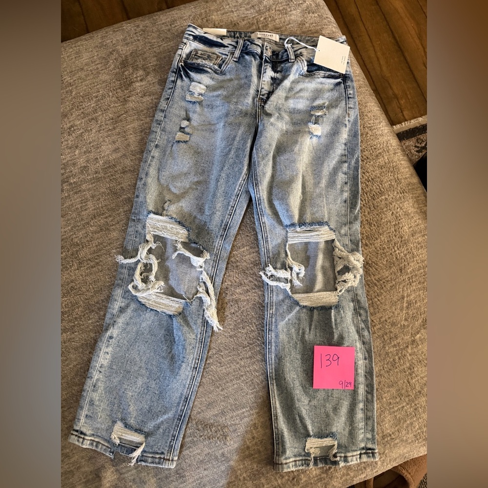 Stylish Distressed Women's Jeans in Light Blue 9/29